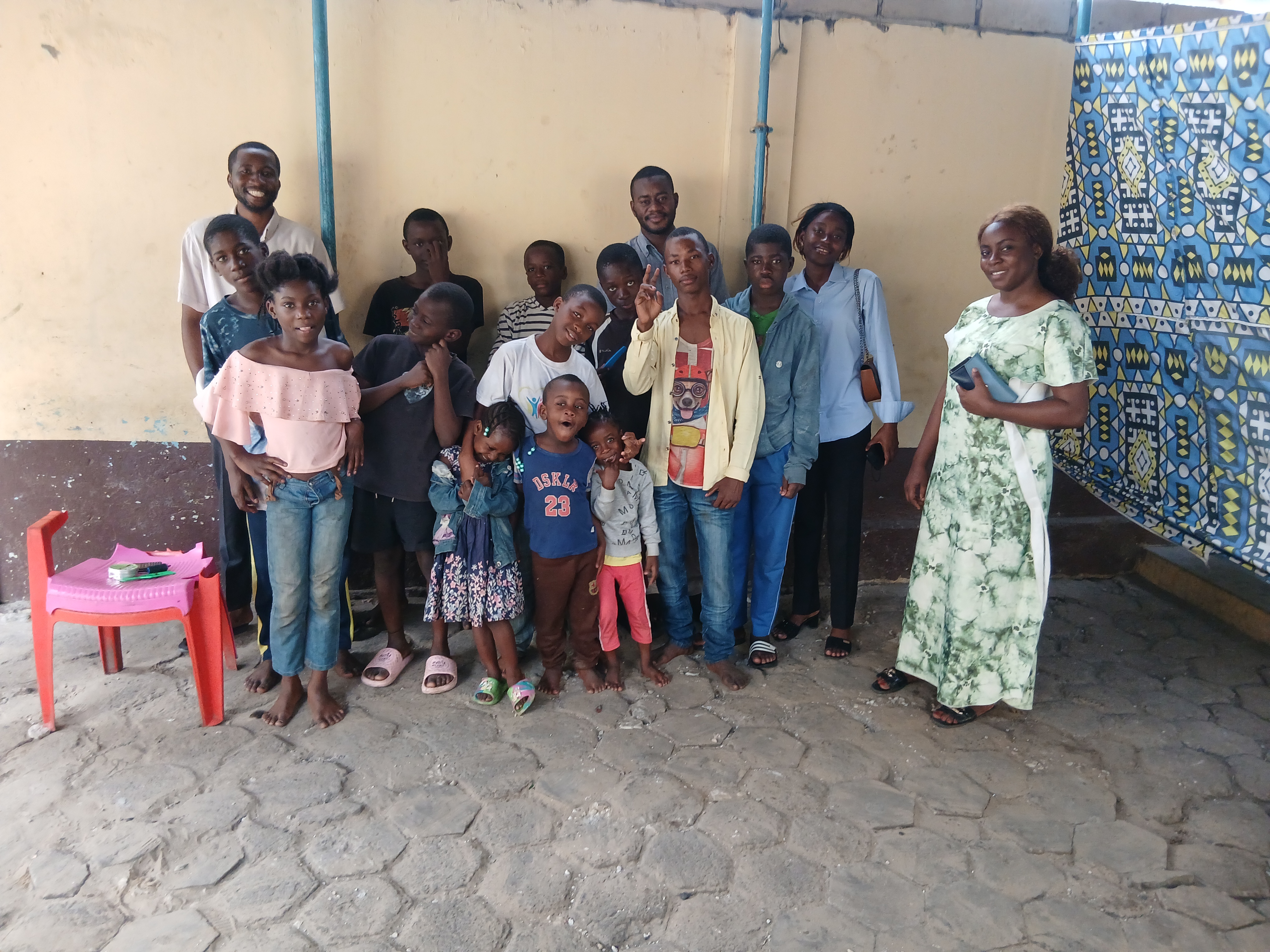 Équipe et enfants en orphelinat